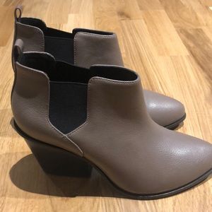 BRAND NEW Tan Coye Nokes Booties
